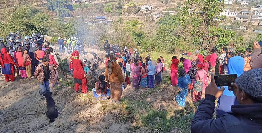 एमसिसि सब स्टेसन निर्माणको विरोधमा लगातार प्रदर्शन ।