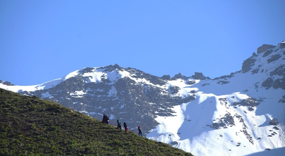 हिमपहिरोमा परेका मध्य एक जनाको शव भेटियो, दुई बेपत्ता ।