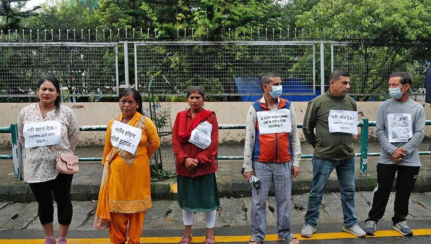 फुटपाथ ब्यवसायीहरुको नारा,गरिब होइन गरिबी हटाऊ।