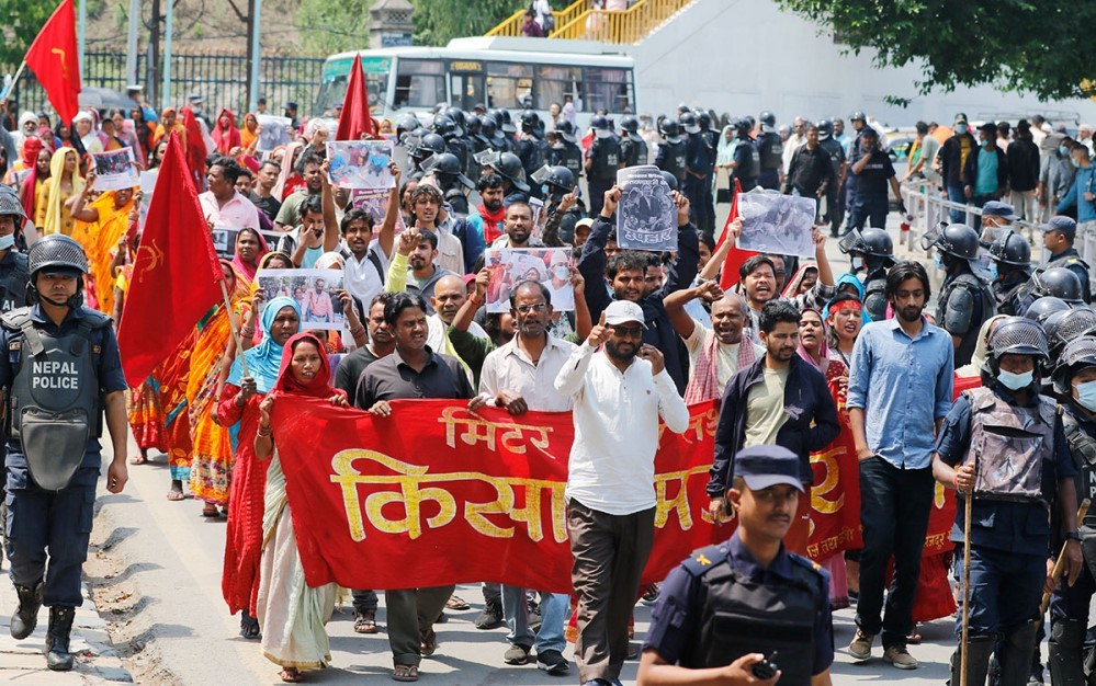 मिटरब्याज पीडितहरु निरन्तर आन्दोलीत सरकार रमीता हेर्दै ।