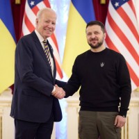 अमेरिकी राष्ट्रपति अचानक युक्रेन पुगे ।